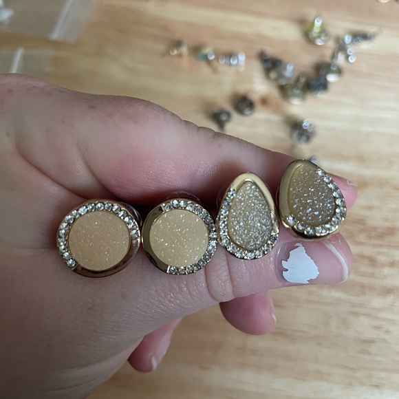 23 pairs of earrings - Picture 11 of 15